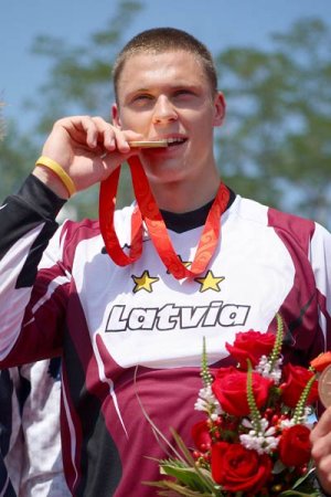 Латышский гонщик Стромбергз стал обладателем первой Олимпийской золотой медали в bmx